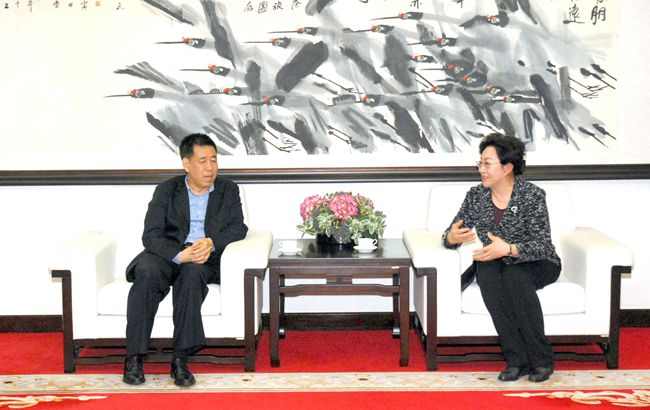 公安部出入境管理局郑百岗局长一行到访集团（图）