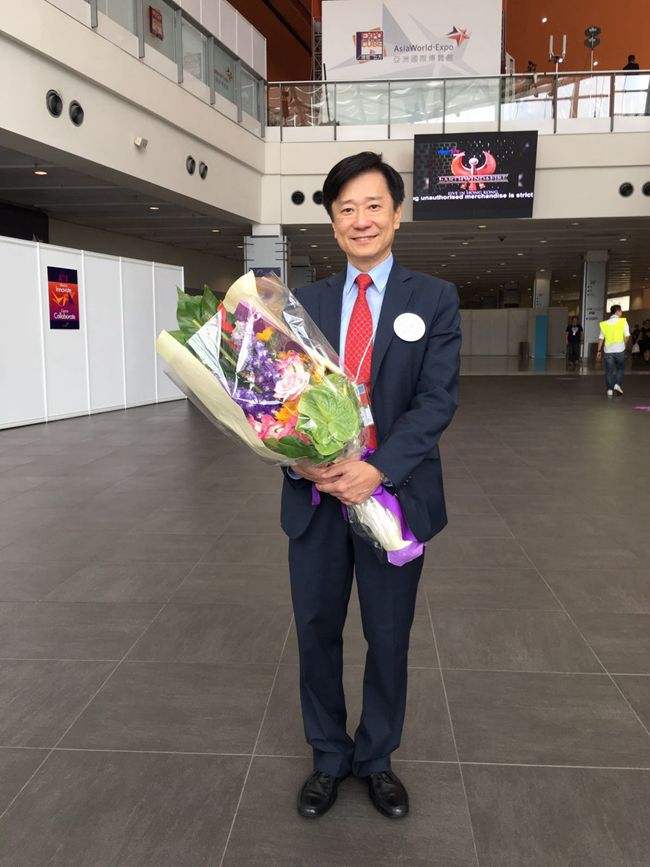 姚思荣成功连选连任香港立法会议员（图）