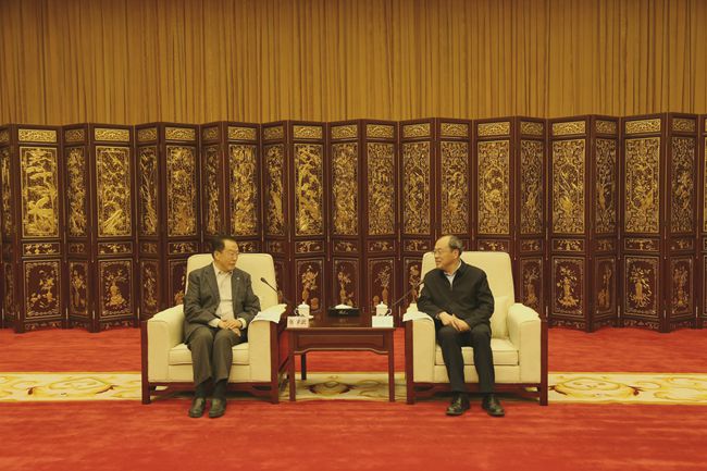 集团主要领导与云南省政府领导举行会谈并签署战略合作框架协议（图）