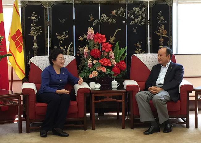 集團姜岩總經理參加澳中汽合作協定續約簽字儀式（圖）