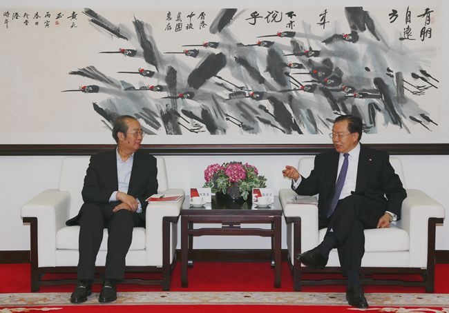 張學武董事長會見國新國際投資有限公司劉東生董事長一行（圖）