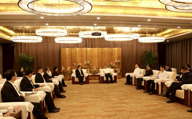 集團領導與陝西省政府胡和平省長舉行會談（圖）