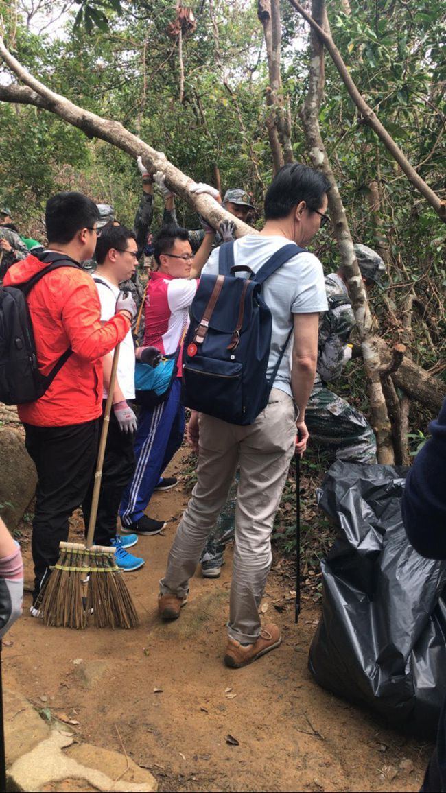 集團職工聯誼會參與清理麥理浩徑合力為風災善後（圖）