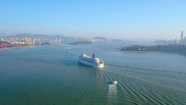 中國首艘自主運營的國資豪華郵輪「鼓浪嶼」號抵達廈門港（圖）