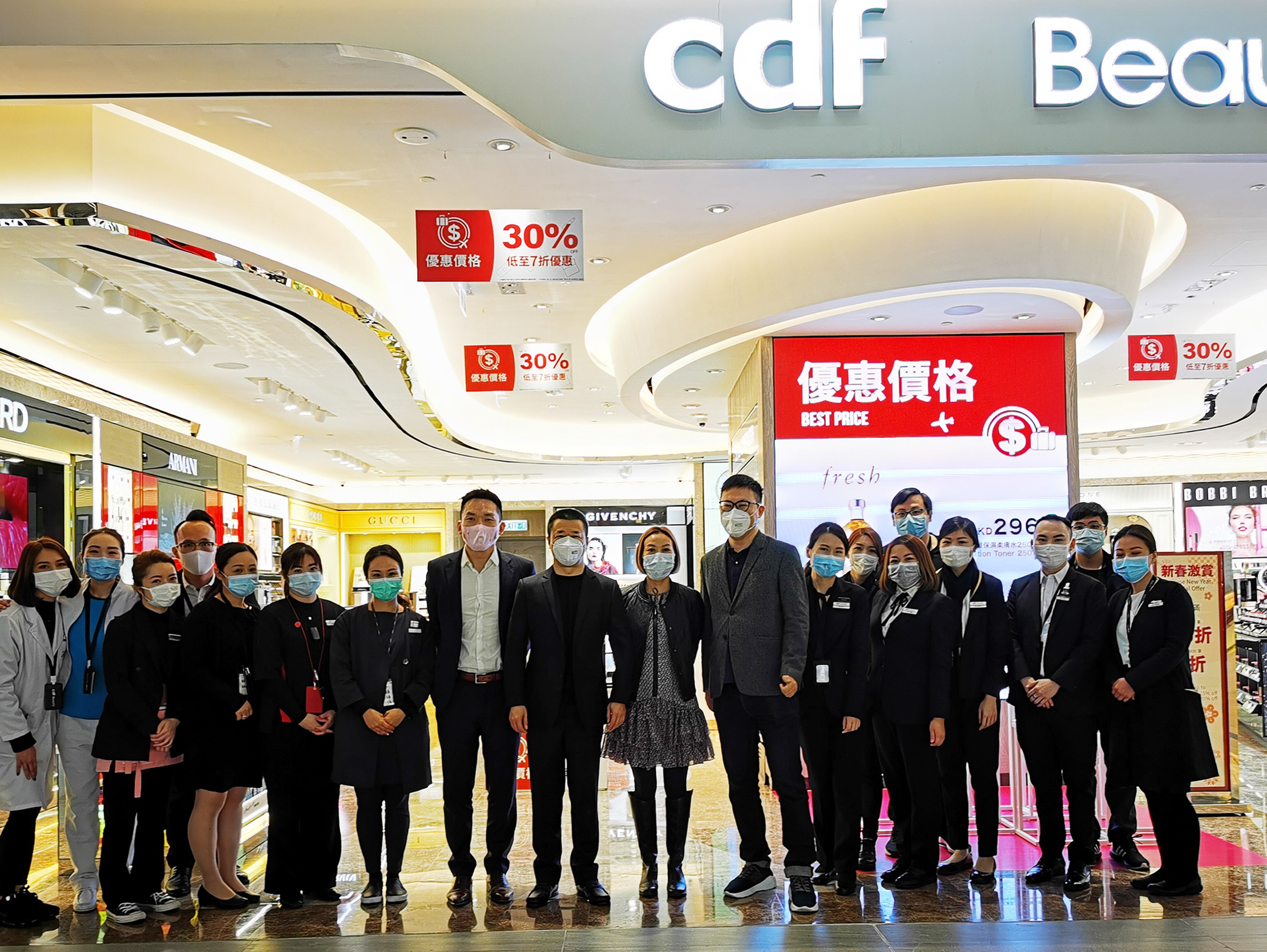 中国旅游集团副总经理李刚到4001百老汇香港市内免税店进行慰问并视察疫情防范工作落实情况