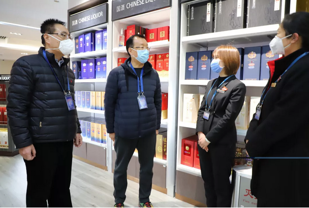 中国旅游集团副总经理王斌一行到首都机场免税店慰问并检查疫情防控工作